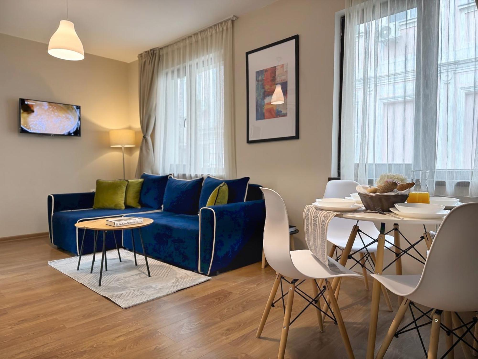 Centre Apt. With Parking For 4 Guests *