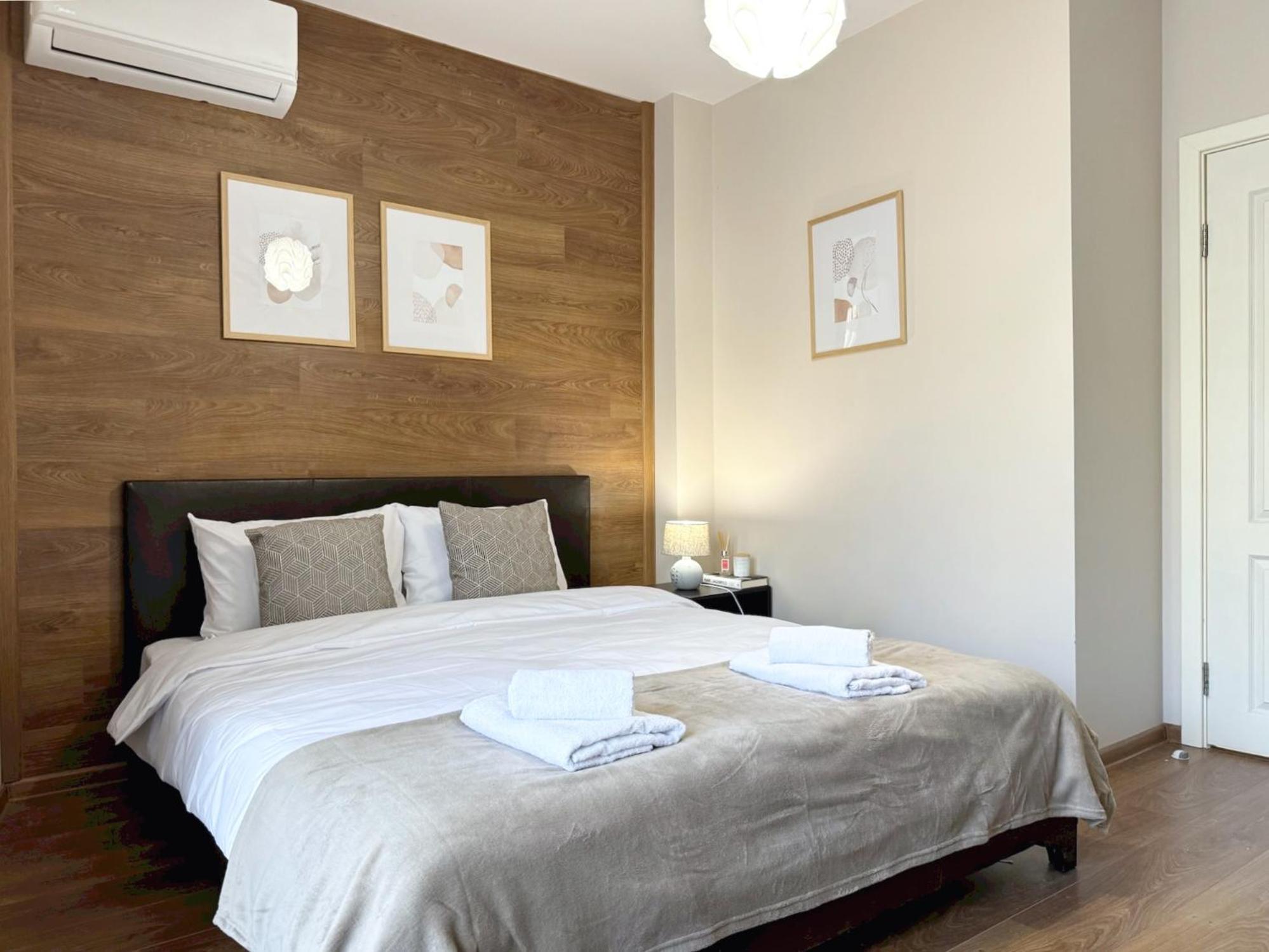 Centre Apt. With Parking For 4 Guests *