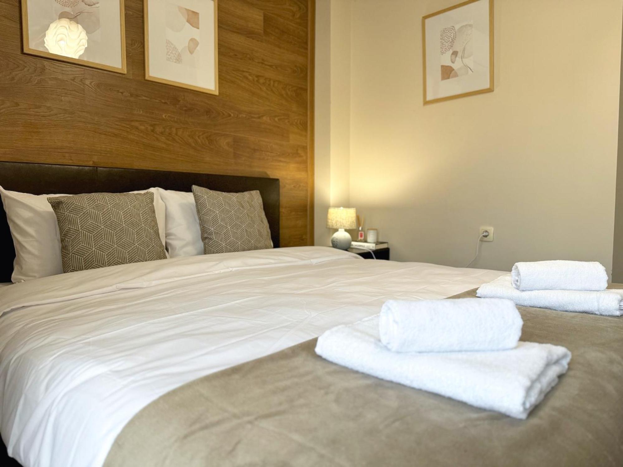 Centre Apt. With Parking For 4 Guests Daire