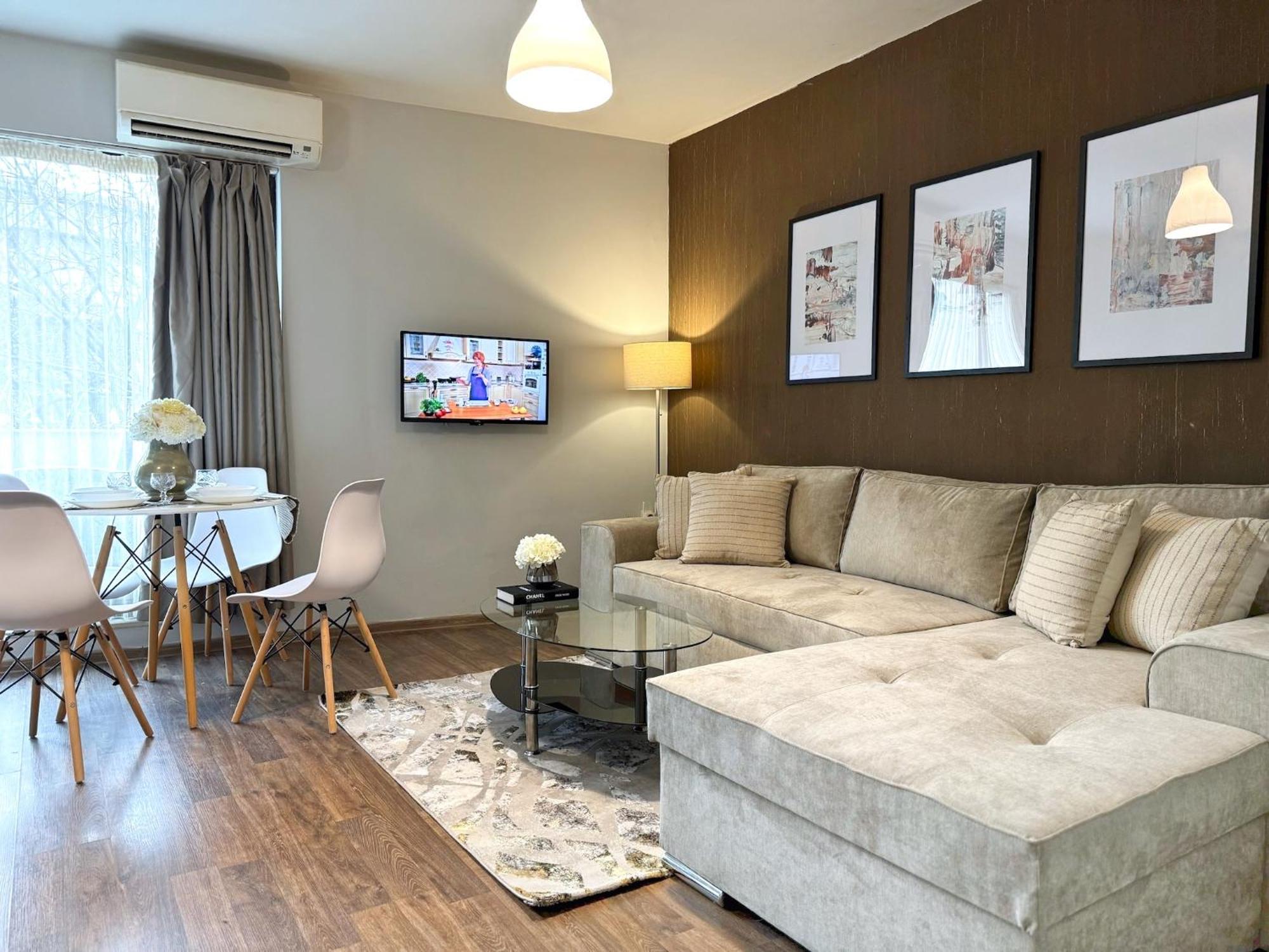 Centre Apt. With Parking For 4 Guests