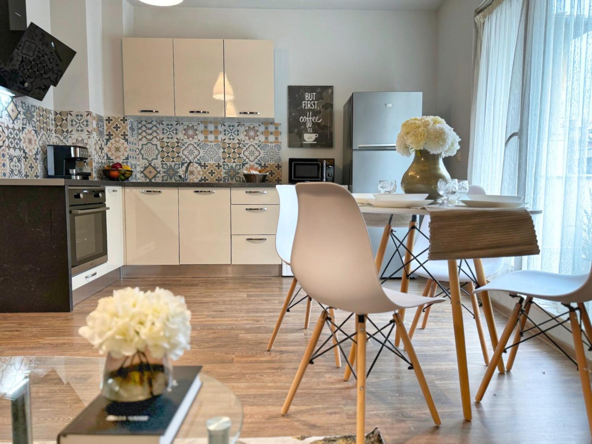 Centre Apt. With Parking For 4 Guests