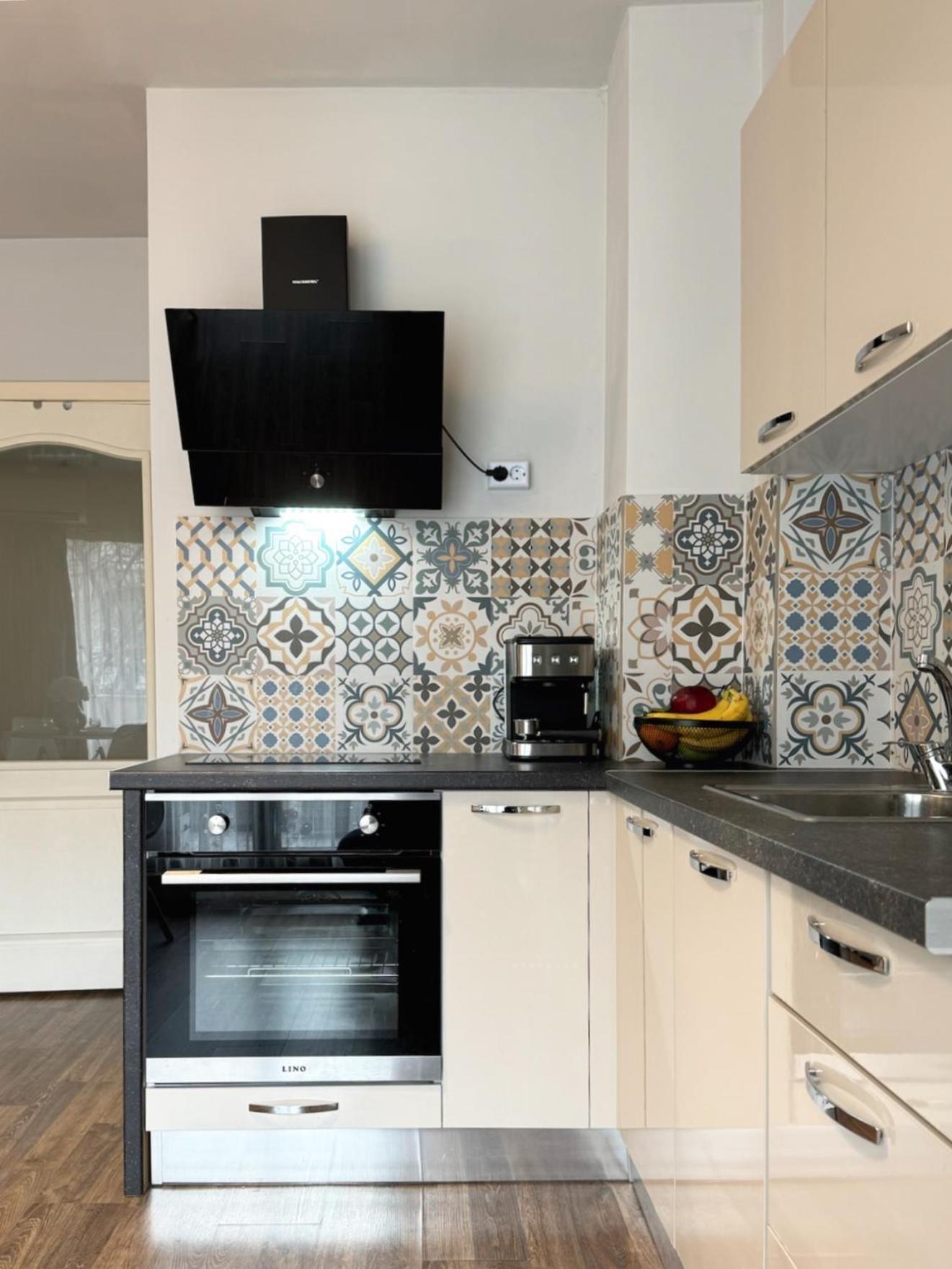 Centre Apt. With Parking For 4 Guests *