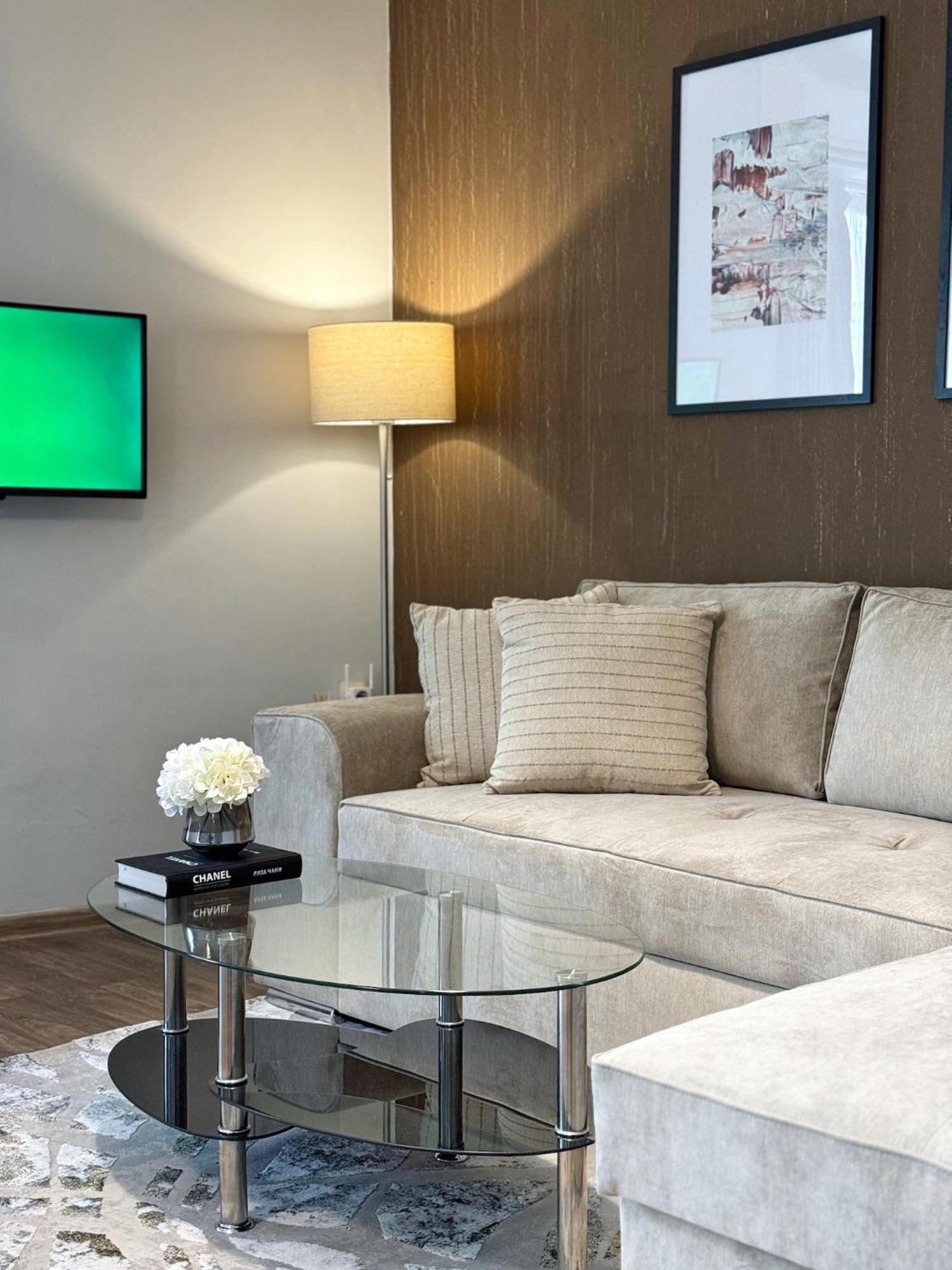 Centre Apt. With Parking For 4 Guests *